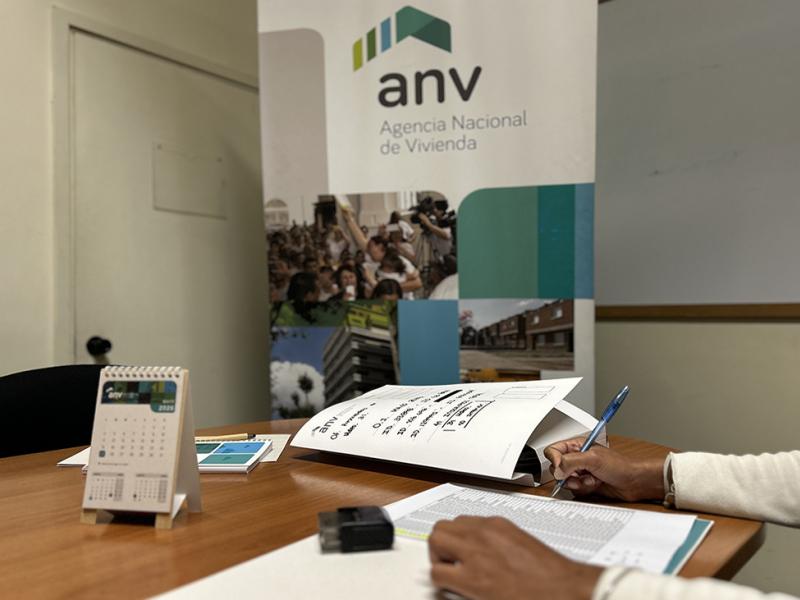 Manos abriendo sobre