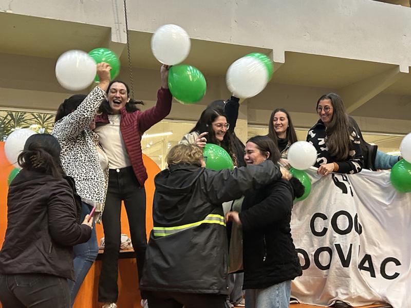 Cooperativa festejando adjudicación de préstamo