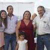 Presidente de la ANV, Francisco Beltrame, entregando la llave a una familia