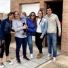 Familia fuera de su vivienda