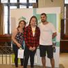 Claudia, Matías y su hija Jazmín recibiendo las llaves de su vivienda.