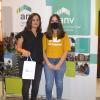 Deborah y Martina recibiendo las llaves de su vivienda