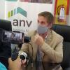 Mill siendo entrevistado