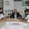 Integrantes de COVICABER III firmando el préstamo