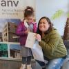 Carolina y su hija recibiendo las llaves de su vivienda