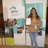 Valeria recibiendo las llaves de su vivienda