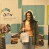 Natalia recibiendo las llaves de su vivienda