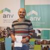 Diego recibiendo las llaves de su vivienda