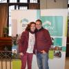 Joanna y Sebastián recibiendo las llaves de su vivienda