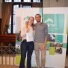 Stéfany y Damián recibiendo las llaves de su vivienda