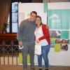 Richard y su pareja recibiendo las llaves de su vivienda