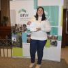  Lorena recibiendo las llaves de su vivienda