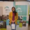 Claudia recibiendo las llaves de su vivienda