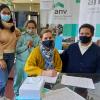 Alberto, Silvia y sus dos hijas recibiendo las llaves de su vivienda en Fray Bentos