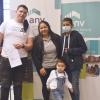 Meivys, José y sus hijos recibiendo las llaves de su vivienda en Colón