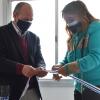 Subsecretario y ministra cortando cinta de inauguración