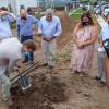 Presidente de la ANV plantando un árbol