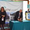 Subsecretario de Vivienda matasellando el sobre primer día