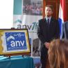 Presidente y Vicepresidente ANV junto al sello conmemorativo 15 años ANV 