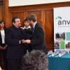 Presidente ANV entregando una medalla institucional