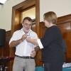 Directora ANV entregando una medalla institucional 