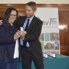 Presidente ANV entregando una medalla institucional 2