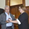 Directora ANV entregando una medalla institucional 3
