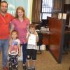 Amanda, Eduardo y sus hijos recibiendo su llave.