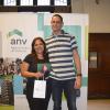 María Isabel y Pablo recibiendo las llaves de su nueva vivienda en Colón.