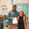 Familias recibiendo las llaves de su vivienda