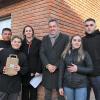 Familia recibiendo las llaves de manos del intendente de Lavalleja.