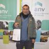 Adjudicatario con las llaves de su vivienda