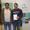 Adjudicatarios con las llaves de su vivienda