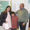 Familia con las llaves de su vivienda