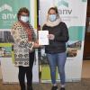 Madre e hija con las llaves de su vivienda