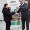 Adjudicatarios recibiendo las llaves de su vivienda