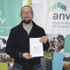 Adjudicatarios recibiendo las llaves de su vivienda