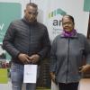 Adjudicatarios recibiendo las llaves de su vivienda