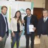 Presidente y vicepresidente junto a familia adjudicataria