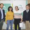 Presidente y vicepresidente junto a familia adjudicataria
