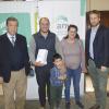Presidente y vicepresidente junto a familia adjudicataria