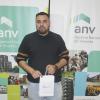Adjudicatario de una vivienda con sus llaves