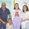Familia con sus llaves