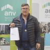 Adjudicatario de una vivienda con sus llaves