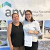 Adjudicataria con las llaves de su vivienda