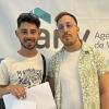 Adjudicatarios con las llaves de su vivienda