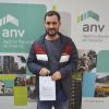 Adjudicatario recibiendo las llaves de su vivienda