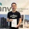 Adjudicatario recibiendo las llaves de su vivienda