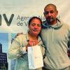 Adjudicatarios con las llaves de su vivienda