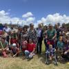 Autoridades posando junto a familias beneficiarias